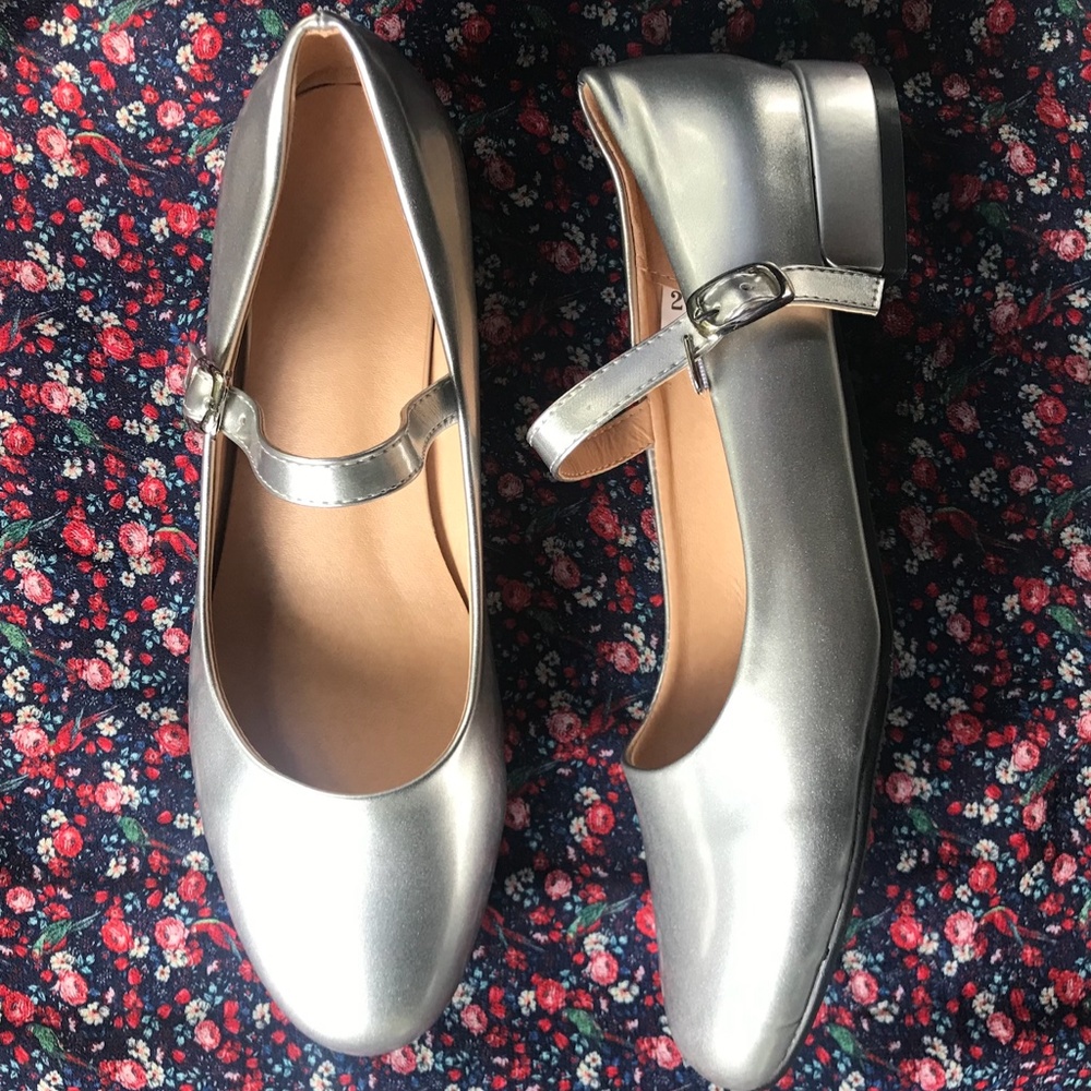 Silver MaryJane, Vegan Leather, New.  Size 40